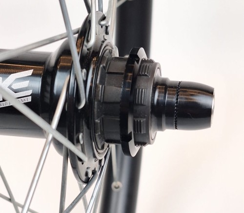 Koło Dirt 26" Dartmoor Tomcat Tanke zbliżenie na bębenek piasty Tanke 135x10