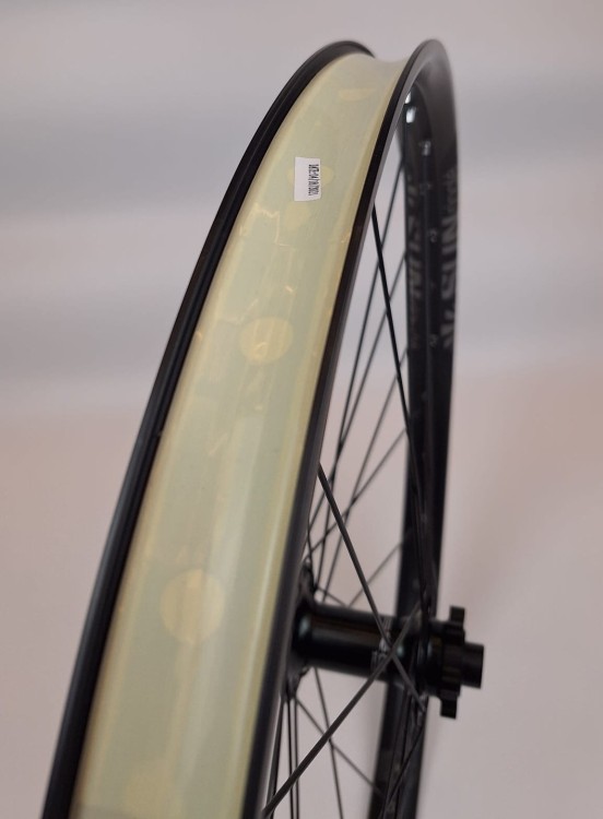 Koło przednie 27,5" Sun Ringle Duroc SD37 110x15 zbliżenie na obręcz oraz taśmę uszczelniającą tubeless