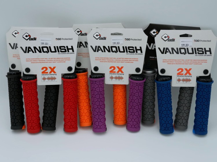 Gripy Odi Vanquish V2.1 w kolorze czarnym, pomarańczowym, szarym, niebieskim, fioletowym, czerwonym widok z boku