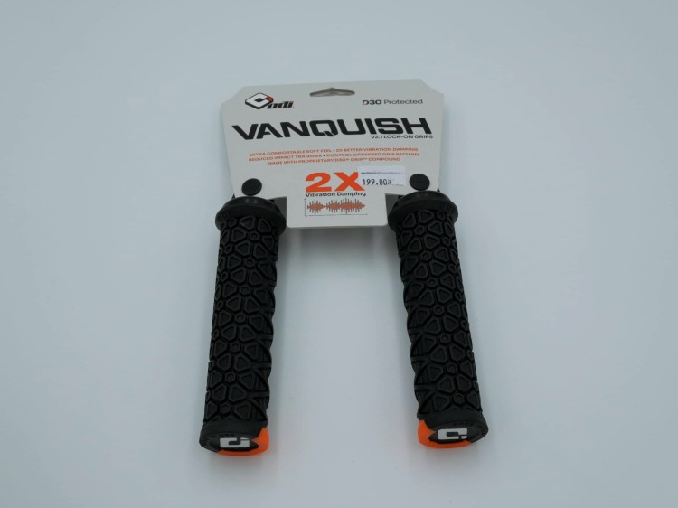 Gripy Odi Vanquish V2.1 w kolorze czarnym, widok od przodu