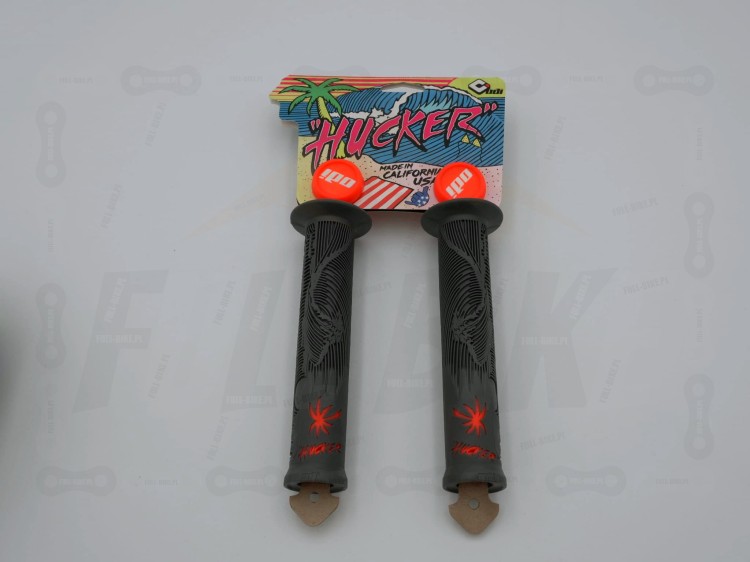 Gripy ODI Hucker Flange w kolorze szaro/pomarańczowym z metką. Widok z przodu