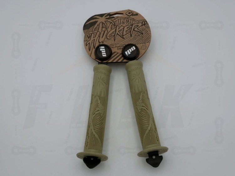 Gripy ODI Hucker Flange w kolorze piaskowym z metką. Widok z przodu