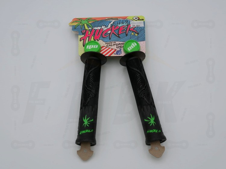 Gripy ODI Hucker Flange w kolorze czarno/zielonym z metką. Widok z przodu