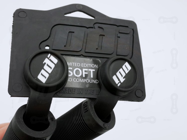 Gripy ODI Soft Longneck SLX w kolorze czarnym z etykietą zbliżenie na bar endy (zatyczki kierowicy)