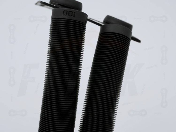 Gripy ODI Soft Longneck SLX w kolorze czarnym  zbliżenie na bieżnik