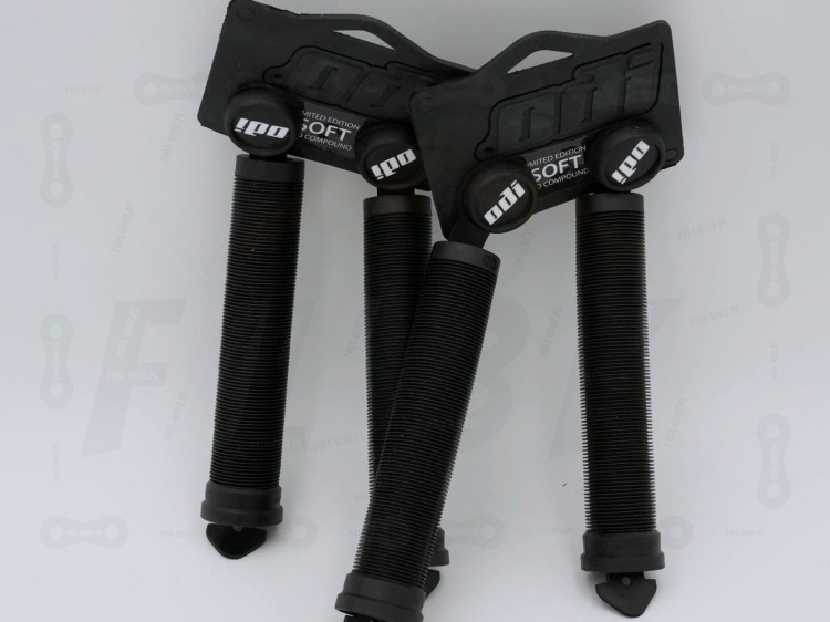 Gripy ODI Soft Longneck SLX w kolorze czarnym z etykietą
