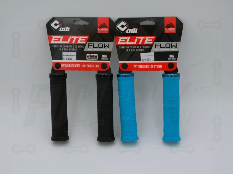 Gripy ODI Elite Flow V2.1 w kolorze czarnym oraz niebieskim. Widać etykietę produktu.