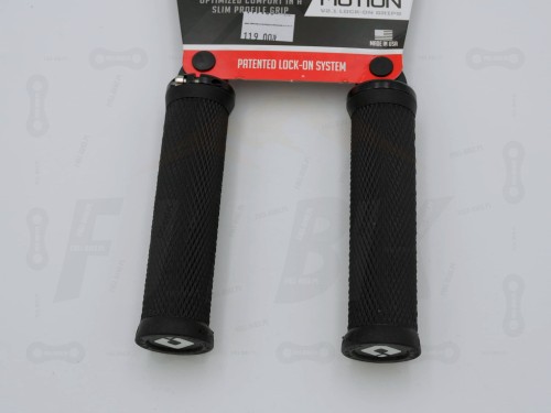 Gripy ODI EliteMotion V2.1 w kolorze czarnym. Widać etykietę produktu. Zdjęcie od przodu. Zbliżenie na bieżnik