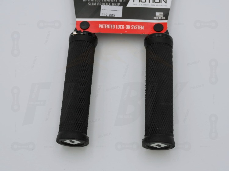 Gripy ODI EliteMotion V2.1 w kolorze czarnym. Widać etykietę produktu. Zdjęcie od przodu. Zbliżenie na bieżnik