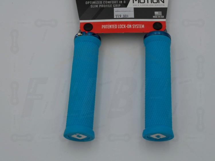 Gripy ODI Elite Motion V2.1 w kolorze niebieskim. Widać etykietę produktu. Zdjęcie od przodu. Zbliżenie na bieżnik