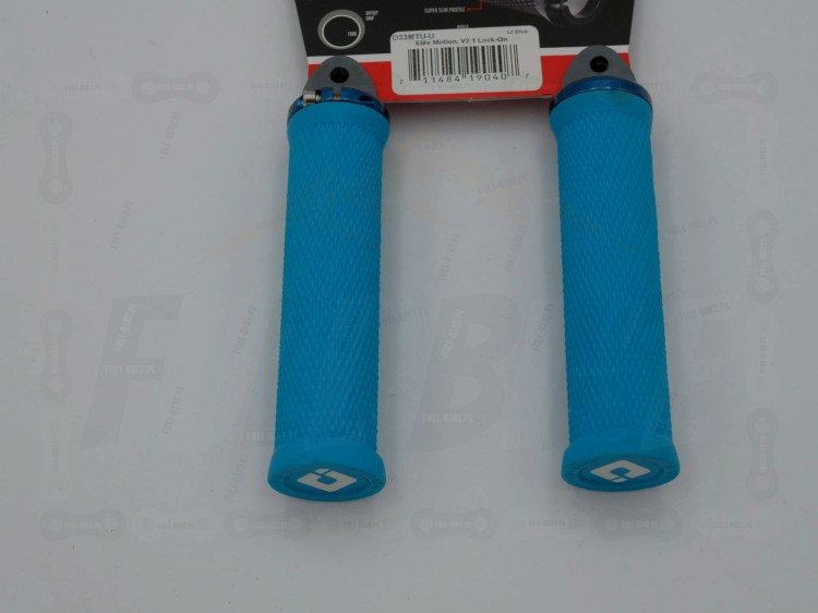 Gripy ODI EliteMotion V2.1 w kolorze niebieskim. Widać etykietę produktu. Zdjęcie od tyłu. Zbliżenie na bieżnik