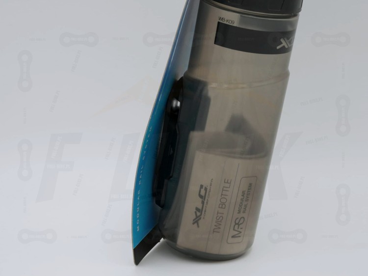 Bidon Magnetyczny XLC Twist Bottle o pojemności 600Ml zbliżenie na mocowanie