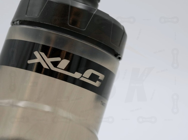 Bidon Magnetyczny XLC Twist Bottle o pojemności 600Ml zbliżenie na napis XLC