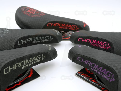 Siodełka Chromag Overture w kolorze czarnym, piaskowym, czerwonym, różowym, fioletowym