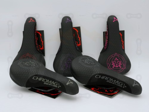 Siodełka Chromag Overture w kolorze czarnym, piaskowym, czerwonym, różowym, fioletowym