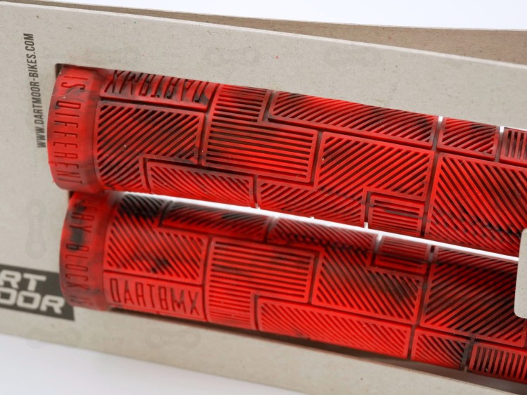 Gripy Dartmoor Block w kolorze red devil zbliżenie na bieżnik