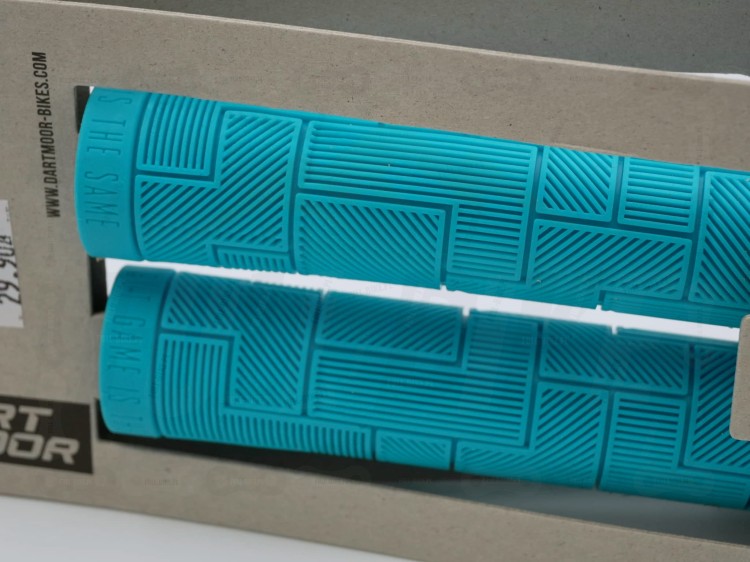 Gripy Dartmoor Block w kolorze błękitnym zbliżenie na bieżnik