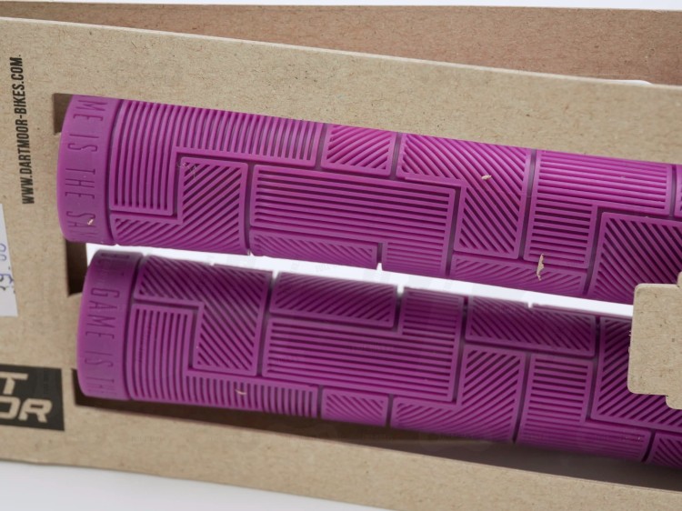 Gripy Dartmoor Block w kolorze fioletowym zbliżenie na bieżnik