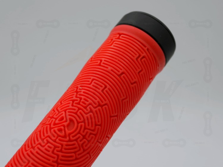 Gripy Dartmoor Maze kolor czerwony zbliżenie na bieżnik