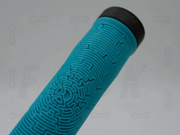 Gripy Dartmoor Maze kolor niebieski zbliżenie na bieżnik