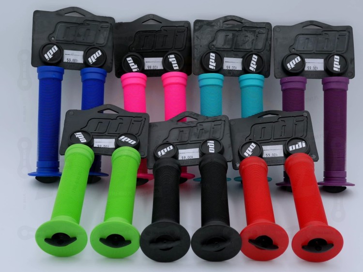 Gripy Odi Longneck ST w kolorze niebieskim, różowym, fioletowym, błękitnym, zielonym, czarnym, czerwonym. Widok od boku