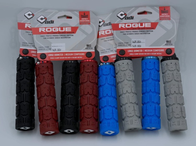 Gripy Odi Rogue V2.1 w kolorze czarnym, czerwonym, niebieski, szarym. Widok od boku