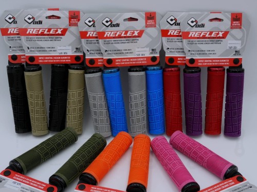 Gripy Odi Reflex V2.1 w kolorze czarnym, czerwonym, fioletowym, różowym, niebieskim, piaskowym, ciemnozielonym, szarym, pomarańczowym. Widok z boku