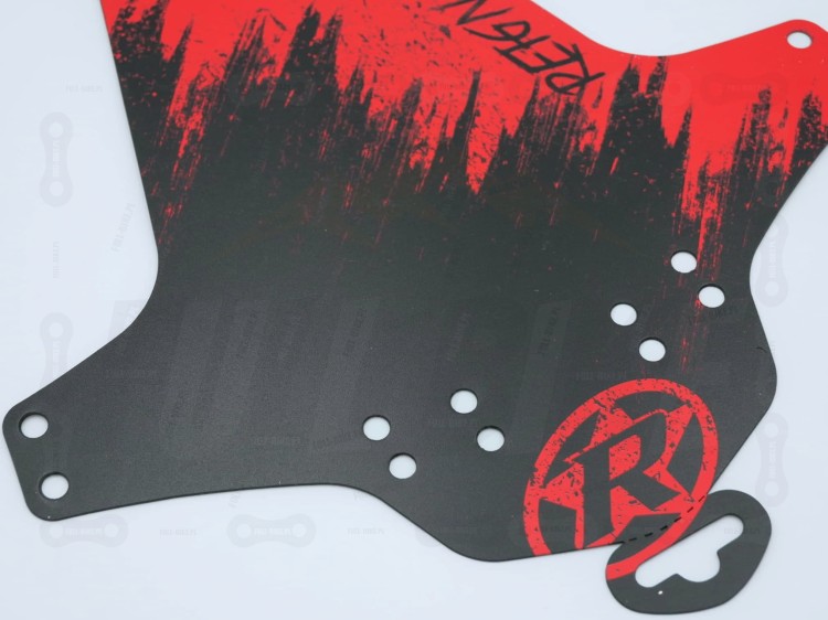 Błotnik Reverse wersja Reign in Mud w kolorze czarno - czerwonym przybliżenie na grafikę