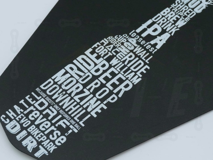 Błotnik Reverse wersja Bottle w kolorze czarno - białym przybliżenie na grafikę