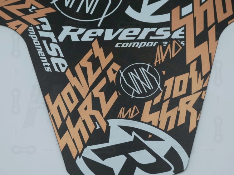 Błotniki Reverse Nico Vink Stickerbomb black-copper przybliżenie na grafikę