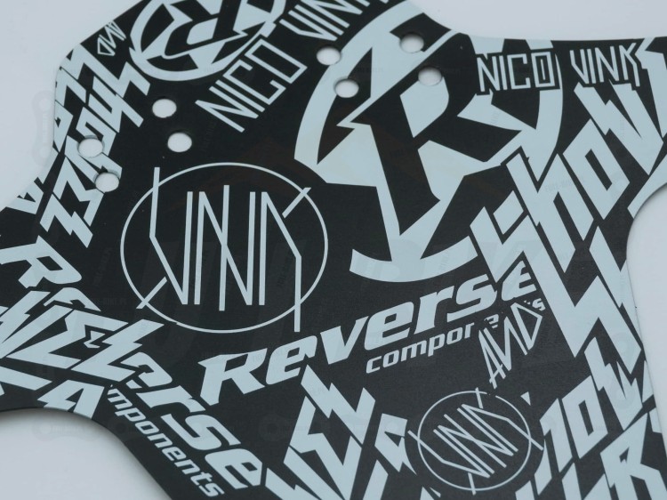 Błotniki Reverse Nico Vink Stickerbomb black-white przybliżenie na grafikę