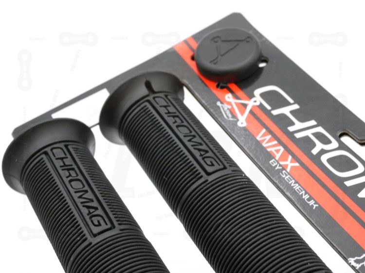 Gripy Chromag Wax. Kolor czarny. z etykietą zbliżenie na bieżnik oraz bar endy