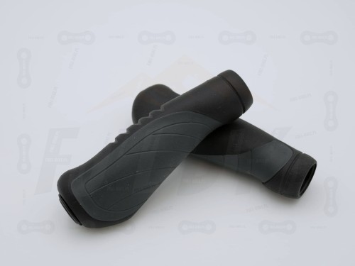 Gripy Accent Pride 2D w kolorze czarno szarym zbliżenie na motyw