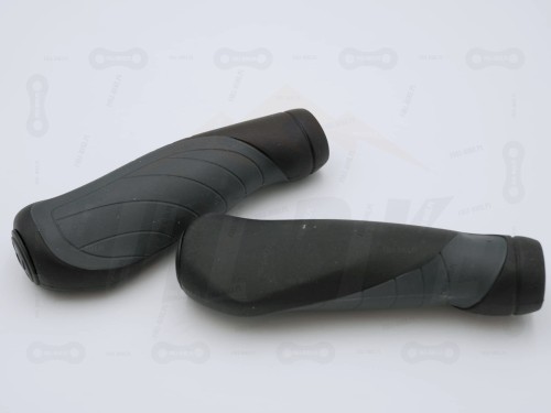 Gripy Accent Pride 2D w kolorze czarno szarym zbliżenie na motyw