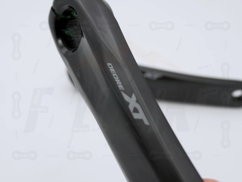 Mechanizm Korbowy Shimano DEORE XT FC-M8100-1 zbliżenie na napis Deore XT