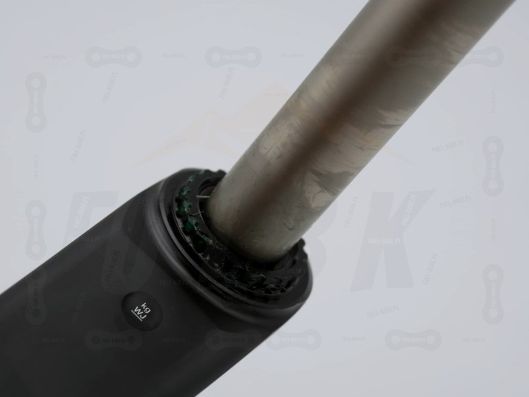 Mechanizm Korbowy Shimano DEORE XT FC-M8100-1 zbliżenie na prawą korbę, wielopust mocujący zębatkę