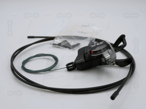 Manetka Shimano SLX 11S SL-M7000-11-R. Na zdjęciu widać również linkę, pancerz, końcówki