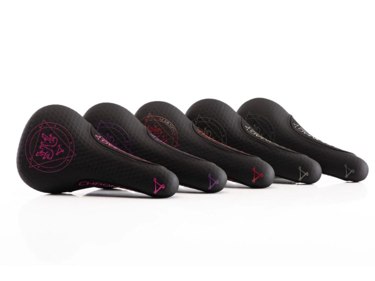 Siodełka Chromag Overture w kolorze czarnym, piaskowym, czerwonym, różowym, fioletowym