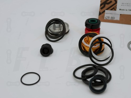 Zestaw Serwisowy Rock Shox Zeb A1/A2 zbliżenie na uszczelki oraz części zamienne