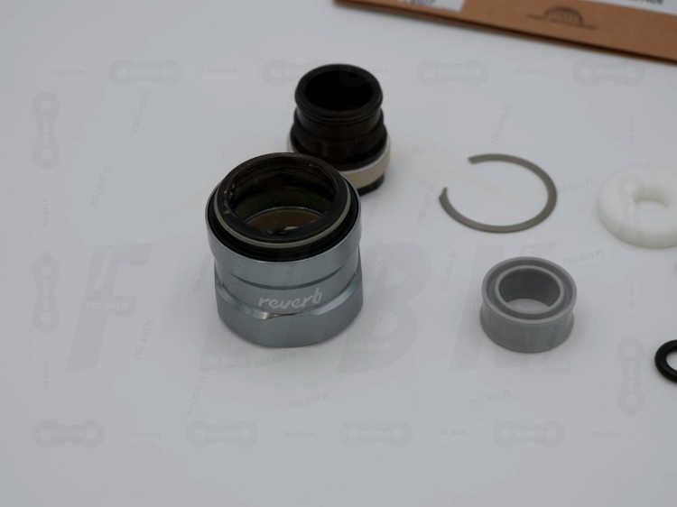 Zestaw Serwisowy Rock Shox Reverb AXS A1/A2 (600H) zbliżenie na uszczelkę kurzową, ślizg, głowicę, tłok ifp, seger, gąbeczkę, uszczelkę