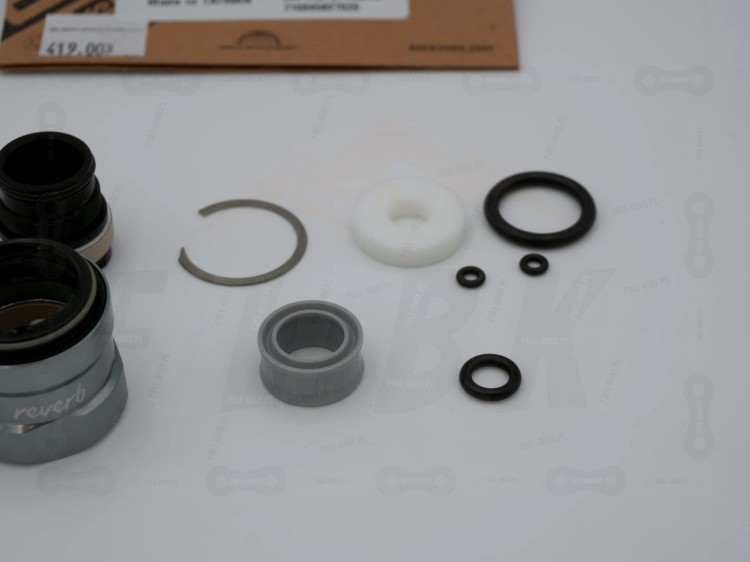 Zestaw Serwisowy Rock Shox Reverb AXS A1/A2 (600H) zbliżenie na uszczelkę kurzową, ślizg, głowicę, tłok ifp, seger, gąbeczkę, uszczelkę, śrube