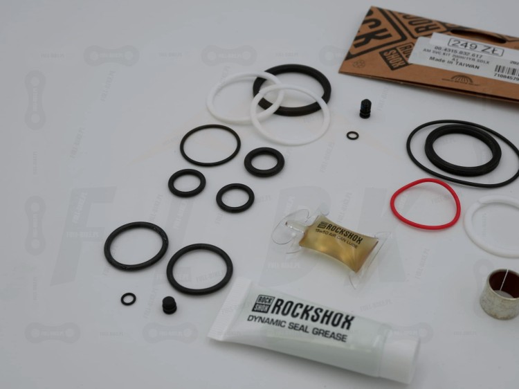 Zestaw Serwisowy Rock Shox Super Deluxe Air A1/B2  zbliżenie na uszczelki kurzowe, o-ringi, tulejki ślizgowe, segery oraz części zamienne