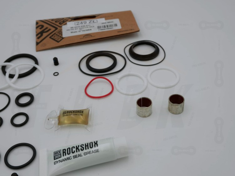 Zestaw Serwisowy Rock Shox Super Deluxe Air A1/B2  zbliżenie na uszczelki kurzowe, o-ringi, tulejki ślizgowe, segery oraz części zamienne