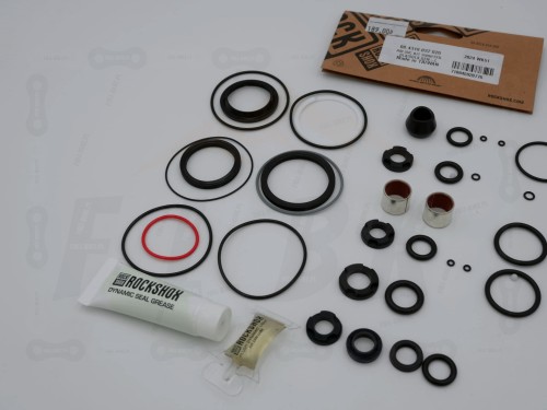 Zestaw Serwisowy Rock Shox Deluxe Air C1, C2  zbliżenie na uszczelki kurzowe, o-ringi, segery, tulejki ślizgowe oraz części zamienne