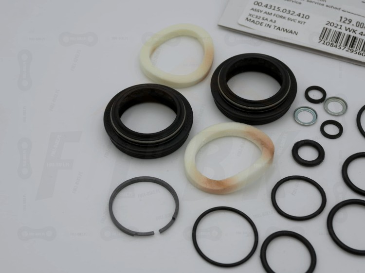 Zestaw Serwisowy Rock Shox Recon, XC32  zbliżenie na uszczelki kurzowe, o-ringi, crash washery, segery oraz części zamienne