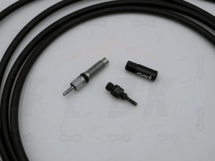 Przewód do sztycy Rock Shox Reverb zbliżenie na końcówkę