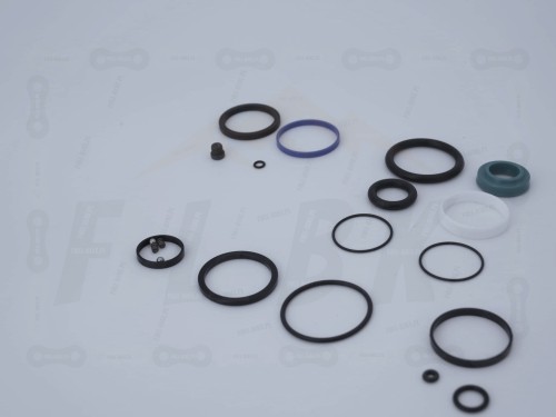 Zestaw Serwisowy Rock Shox Vivid Coil B1-B3 zbliżenie na uszczelki, podkładki, sprężynkę, kuleczkę, tulejki ślizgowe