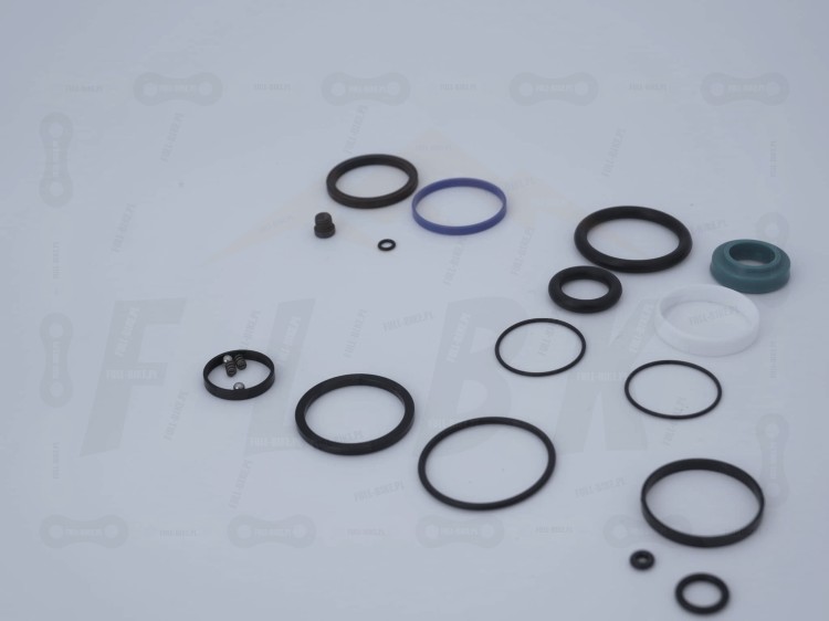 Zestaw Serwisowy Rock Shox Vivid Coil B1-B3 zbliżenie na uszczelki, podkładki, sprężynkę, kuleczkę, tulejki ślizgowe