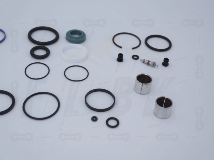 Zestaw Serwisowy Rock Shox Vivid Coil B1-B3 zbliżenie na uszczelki, podkładki, sprężynkę, kuleczkę, tulejki ślizgowe