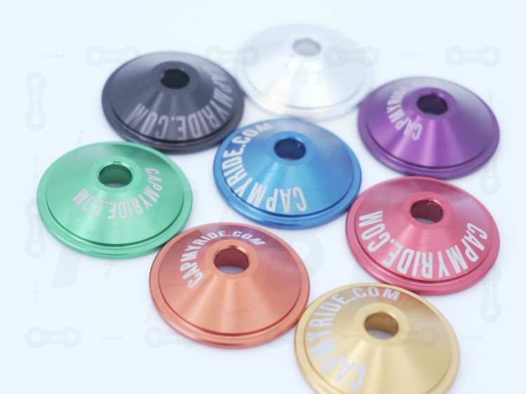 Customowe kapsle sterów z napisem Bóg Honor Enduro w kolorze złotym, niebieskim, fioletowym, srebrnym, zielonym, czarnym, pomarańczowym, czerownym od tyłu. Zbliżenie na napis capmyride.pl
